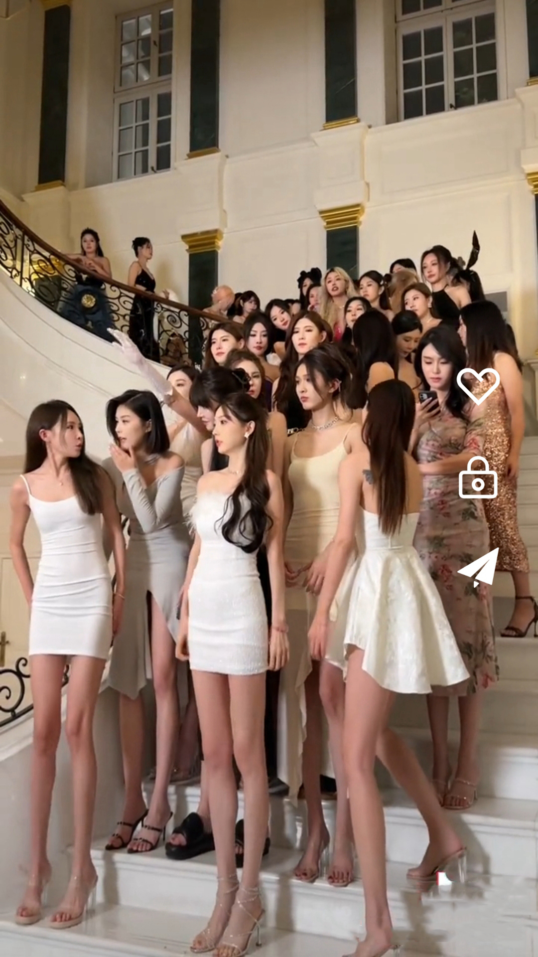 跪在小姐脚下吃口水截图